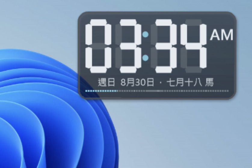 桌面小時鐘浮在桌面上，顯示 03:34、週日 8月30日、農曆七月十八與生肖馬。